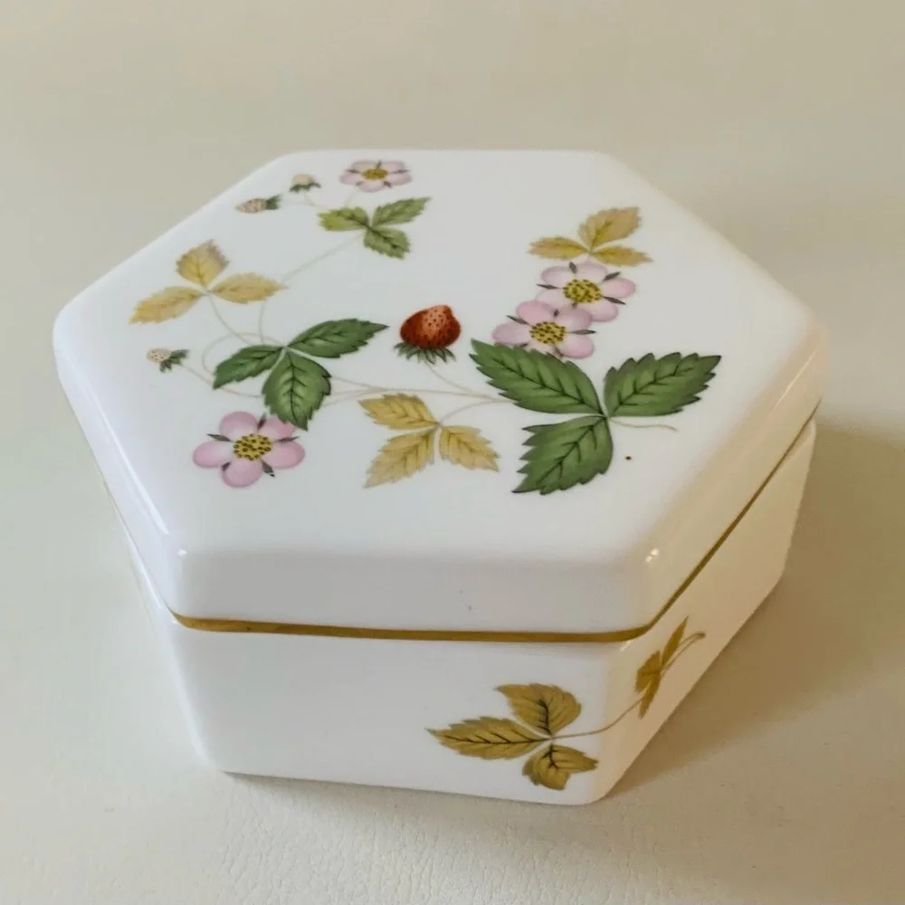 Wedgwood wild strawberry trinket box